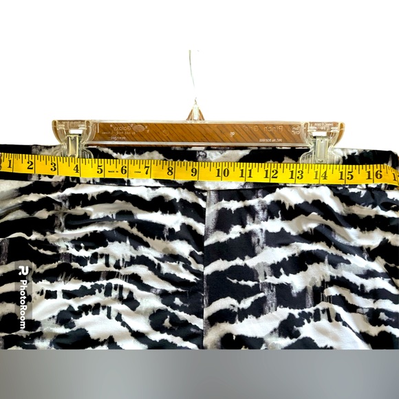 Size IX women’s flowy ,wide leg,black & white,jersey,boutique.Animal print pants - Picture 3 of 4